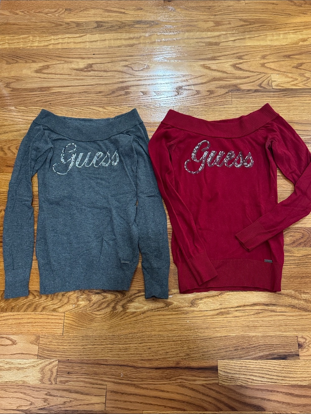 GUESS GOff-Shoulder Sweaters in Gray and Red